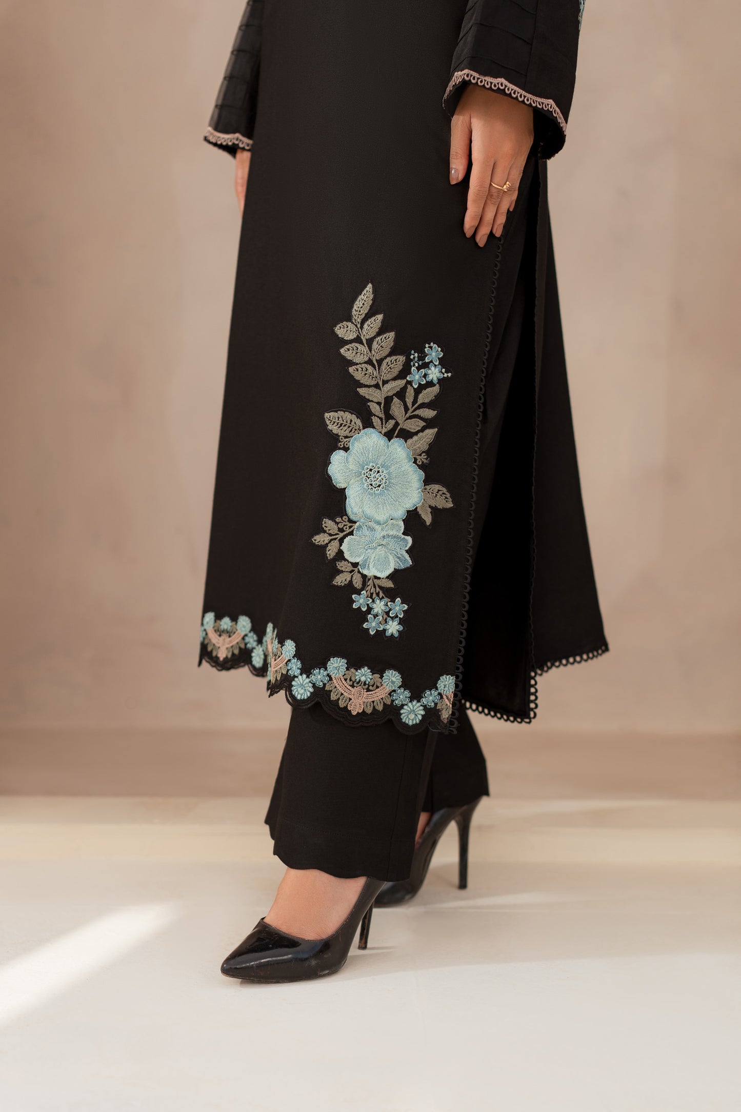 Parisa - 2pc Embroidered Suit (Lawn)